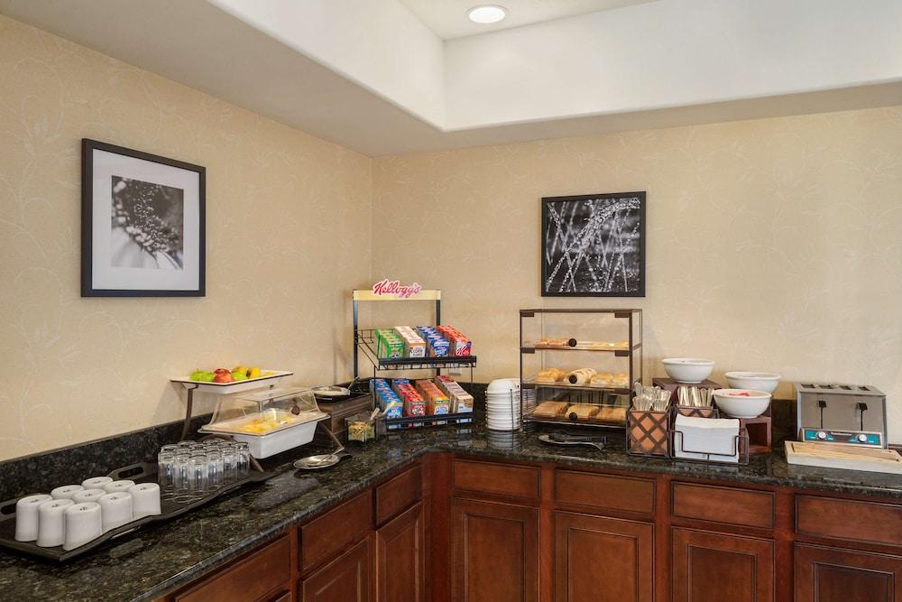Country Inn & Suites By Radisson, Bloomington-Normal Airport, Il מראה חיצוני תמונה