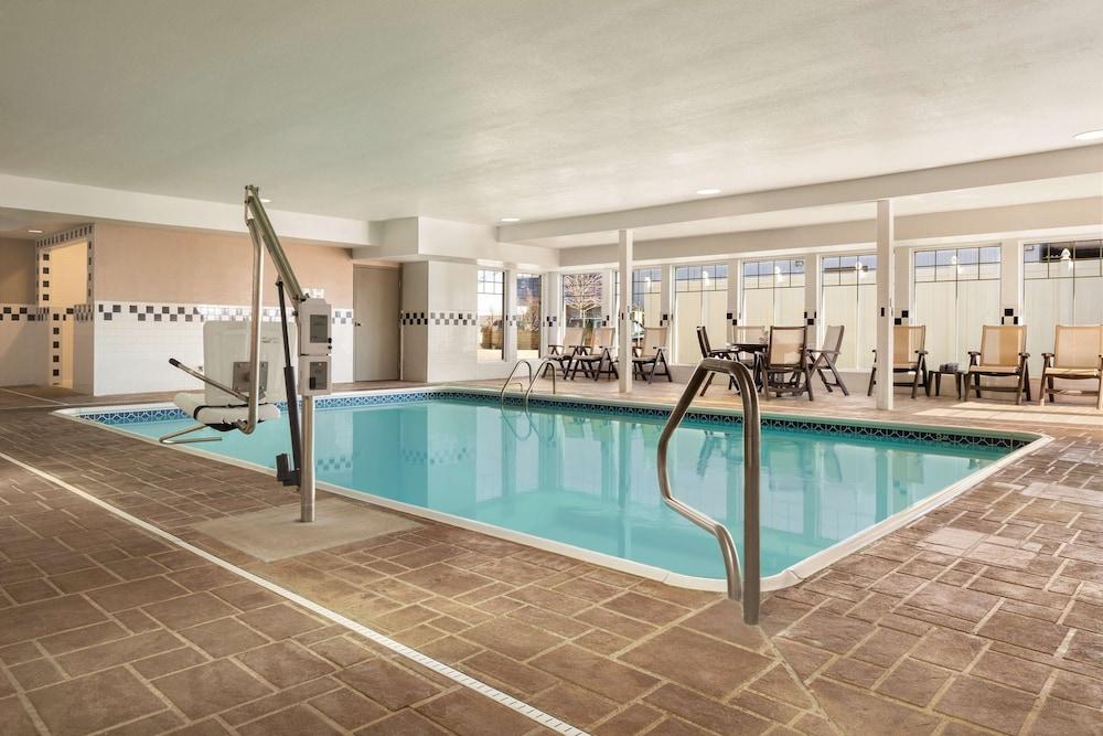 Country Inn & Suites By Radisson, Bloomington-Normal Airport, Il מראה חיצוני תמונה