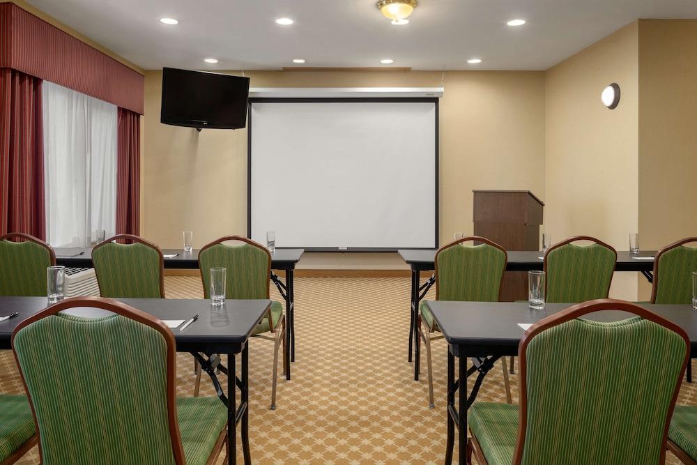 Country Inn & Suites By Radisson, Bloomington-Normal Airport, Il מראה חיצוני תמונה