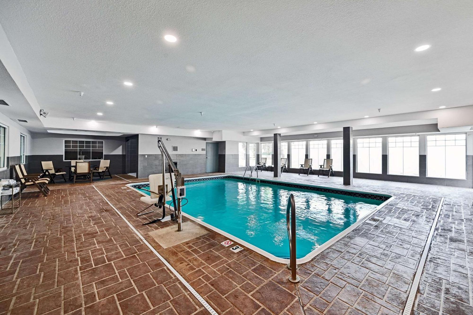 Country Inn & Suites By Radisson, Bloomington-Normal Airport, Il מראה חיצוני תמונה