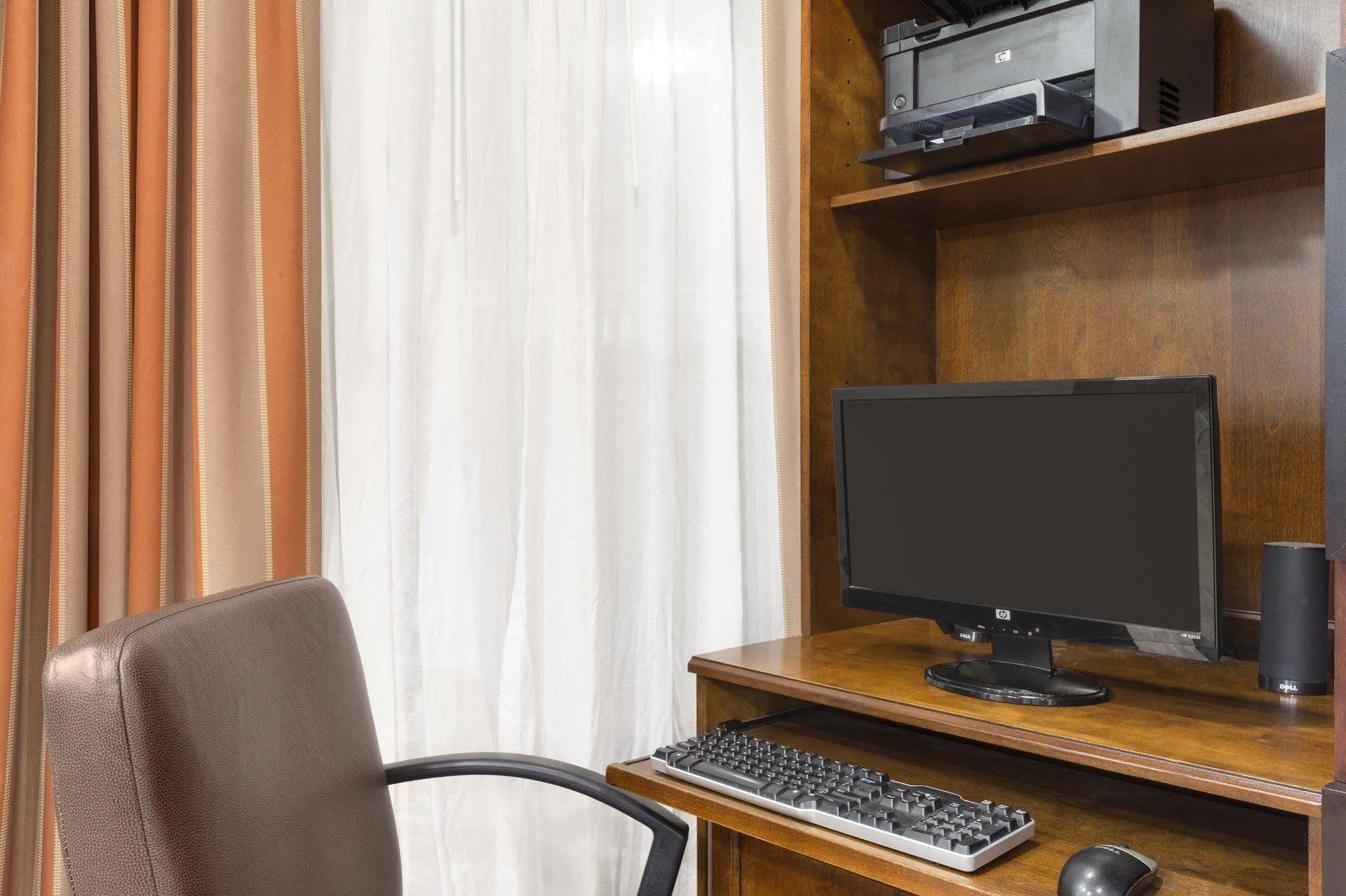 Country Inn & Suites By Radisson, Bloomington-Normal Airport, Il מראה חיצוני תמונה